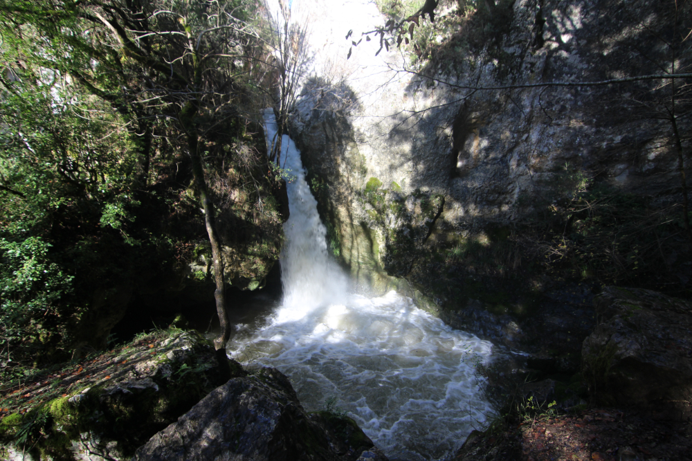 Cascada de Aguake, ruta familiar en Antoñana.